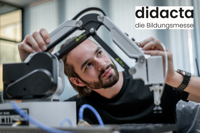 Person an Industrieroboter, didacta-Logo