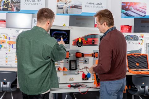 Kraftfahrzeugtechnik Diagnose und Instandsetzung von HV-Fahrzeugen Stufe 2S DGUV 209-093