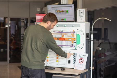 RETTUNGSKRÄFTE TRAINIEREN DEN ERNSTFALL:  SICHERER UMGANG MIT HYBRID- UND ELEKTROFAHRZEUGEN