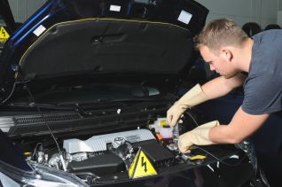 Fachkräfte schaffen für Elektrofahrzeuge