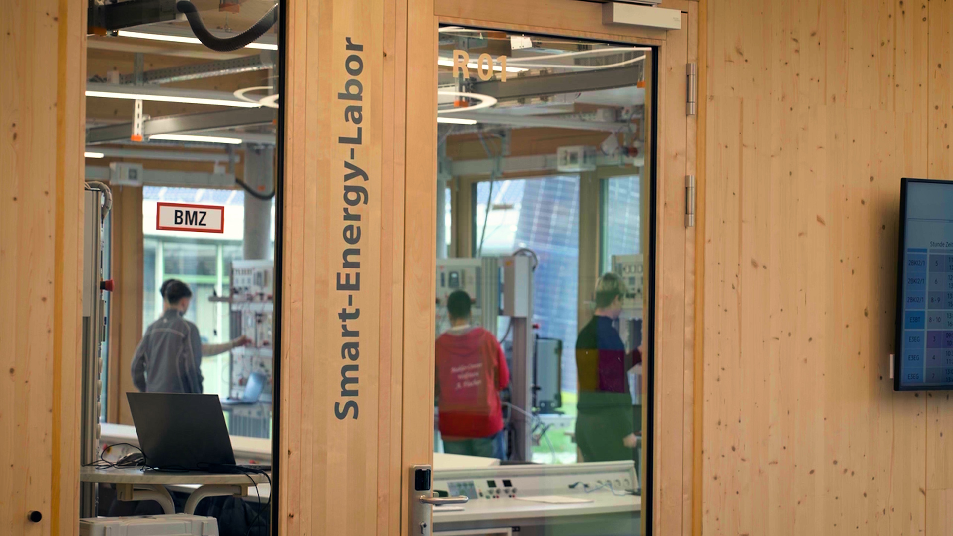 Modernes Smart-Energy-Labor bereitet Auszubildende auf Handwerk 4.0 vor